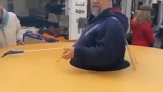 Италианец се пази от коронавируса по безумен начин ВИДЕО 