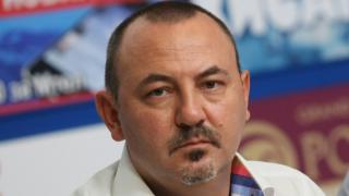 Гледам и не вярвам на очите си! Ето как скандалният председател на Българската асоциация за пострадали при катастрофи рекламира асоциацията!