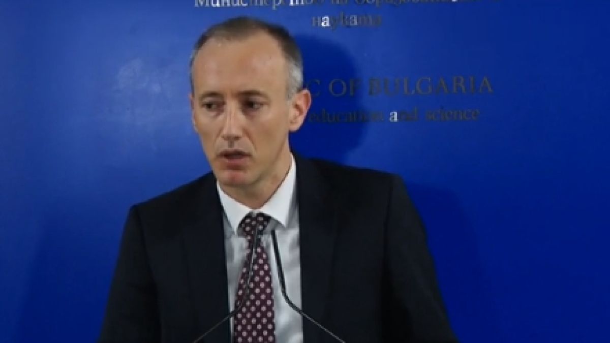 Просветният министър с важни новини за учениците насред кризата 
