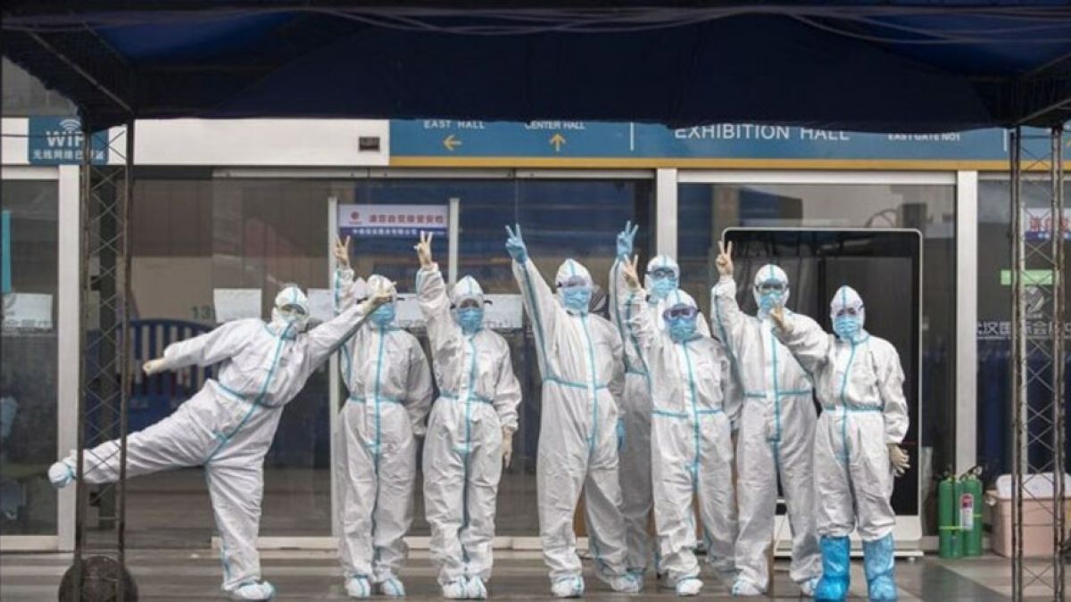 Лекарите в Ухан празнуват, след като затвориха последната временна болница ВИДЕО