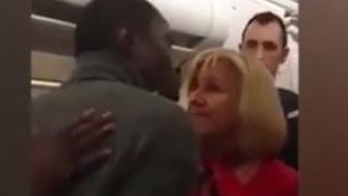 Бой в небето! Пътник удари стюардесата по лицето ВИДЕО