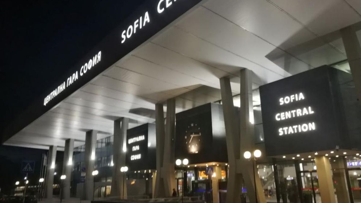 Извънредно в БЛИЦ! Блокираха автобус заради пътничка със съмнение за COVID-19 пред Централна гара!  
