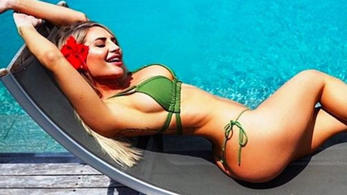Моделка с "невидим" бански смути даже феновете с голотата си СНИМКИ 18+