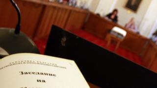 Правната комисия реши: Отпуска или половин заплата заради COVID-19