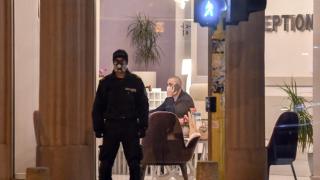 Ексклузивни СНИМКИ на блокирания заради COVID-19 хотел на Лъвов мост