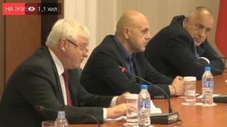 Вицепремиерът Дончев: Обмисля се строга карантина за пенсионерите заради епидемията от COVID-19
