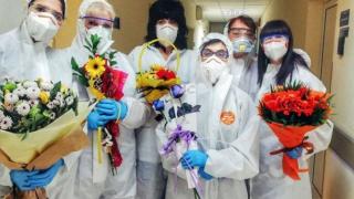 Мрежата прегря от изповед на син към майка лекар, която бори COVID-19 във ВМА