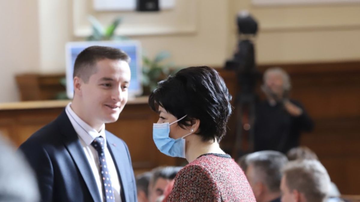 Депутатите в опасна близост, чудят се как да избегнат контактите помежду си