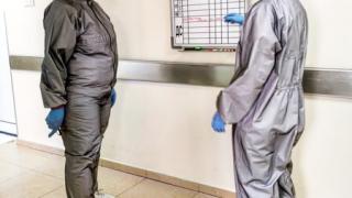 Показаха първите защитни облекла срещу коронавирус, шити у нас СНИМКИ 