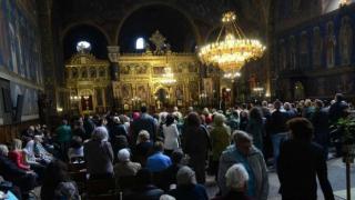 Спират с обществените церемонии и служби в църквата