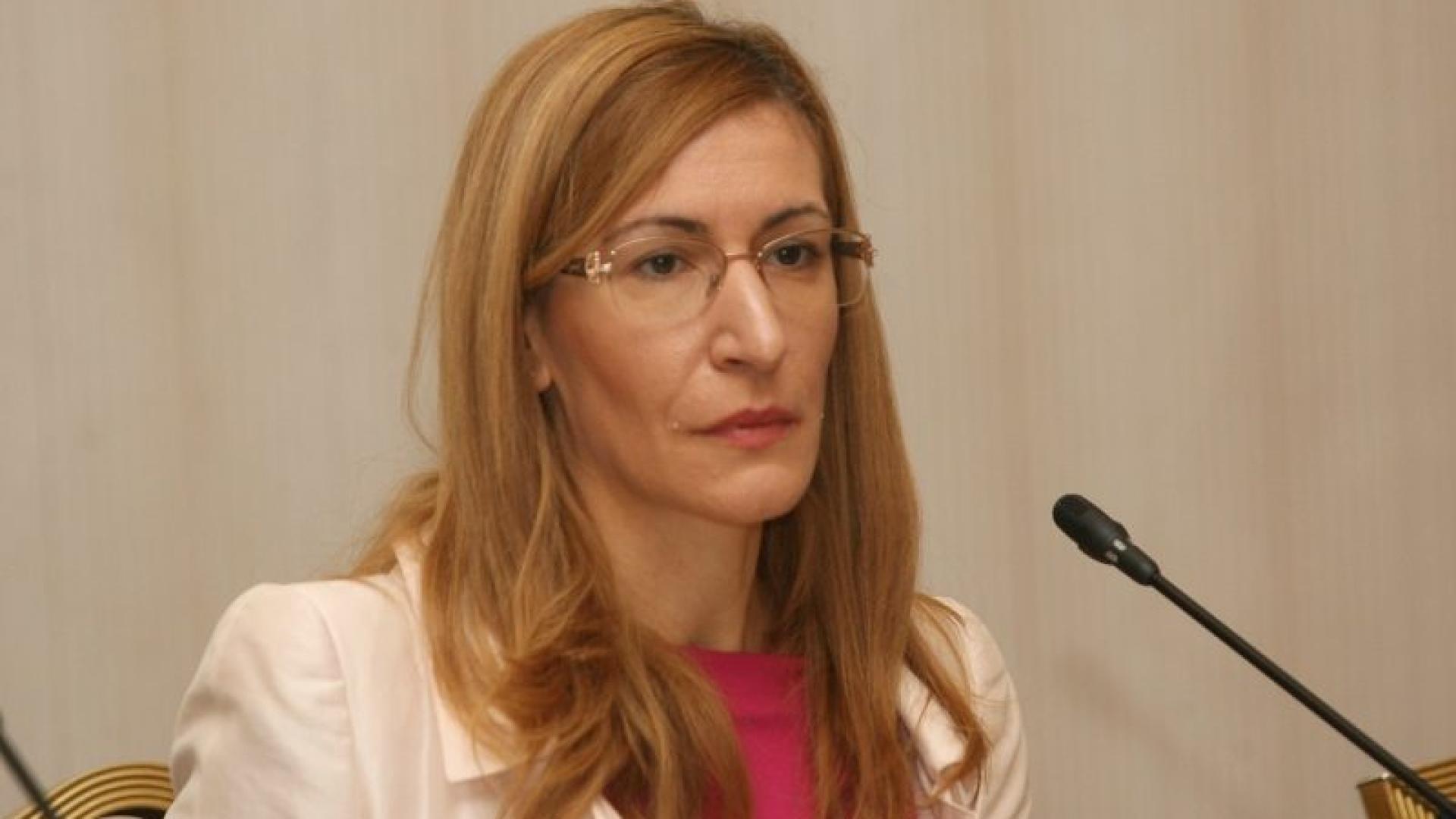 Ангелкова скастри туроператорите заради COVID-19 и разкри, че... 