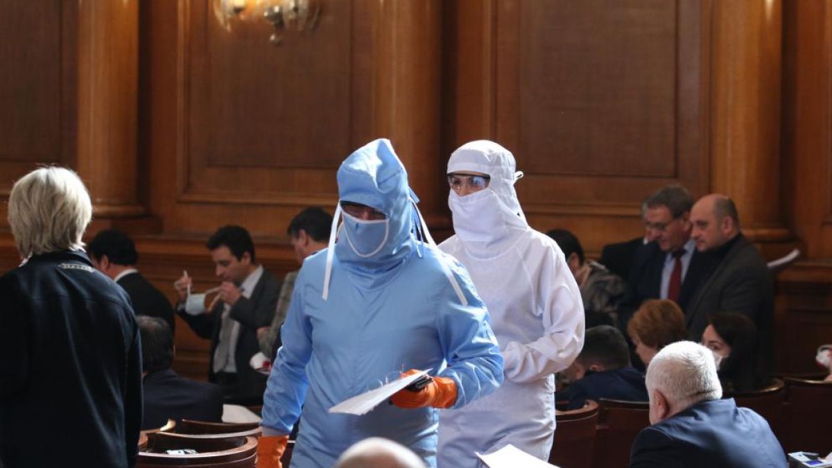 Шаш в парламента: Не е за вярване как се появиха депутати заради COVID-19 СНИМКИ