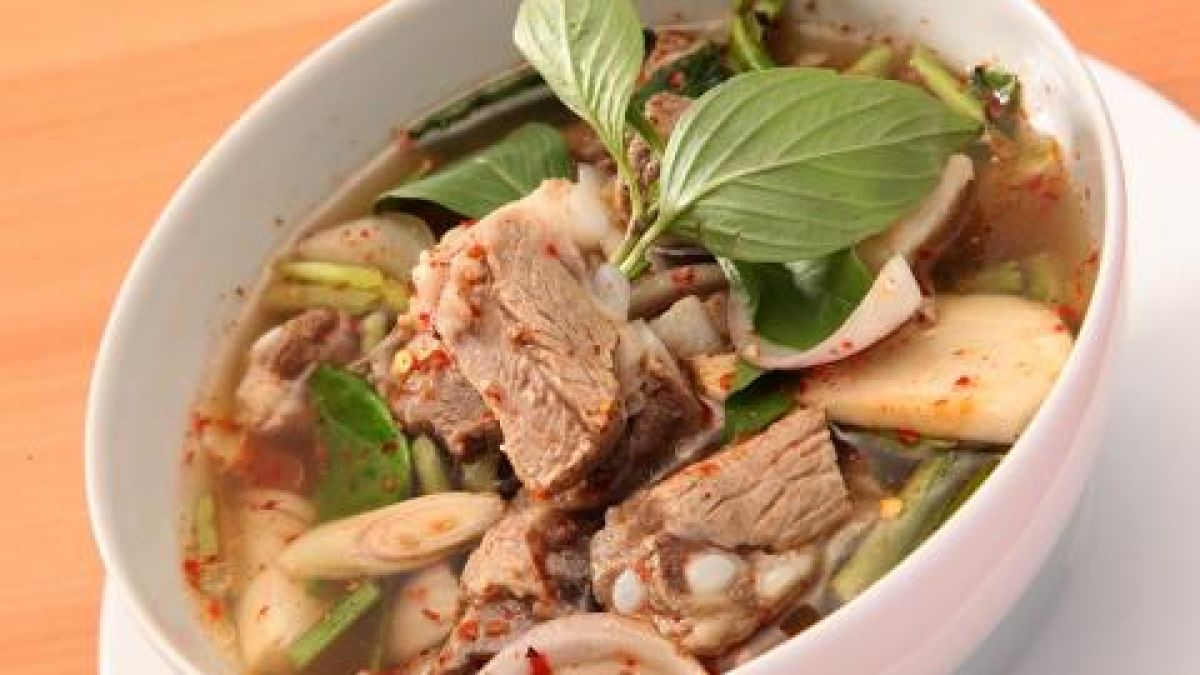 Рецепта на деня: Вкусна чорба със свинско месо и зелев сок