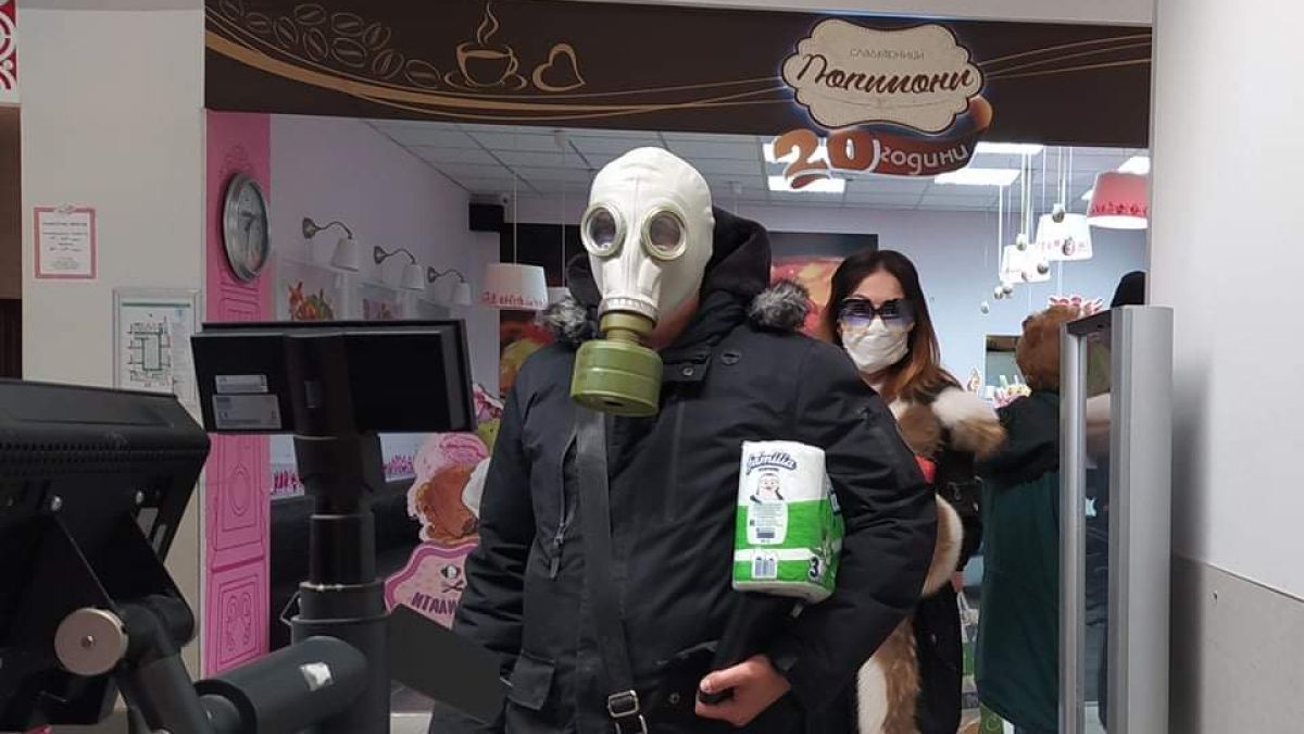 Шок! Двама с противогази пазаруват от магазин в Пловдив СНИМКА