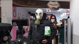Шок! Двама с противогази пазаруват от магазин в Пловдив СНИМКА