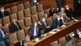 Парламентът прие по-строги мерки срещу COVID-19
