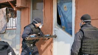 Бургаски ченгета разбиха вратата на магазин, а вътре откриха... СНИМКИ 