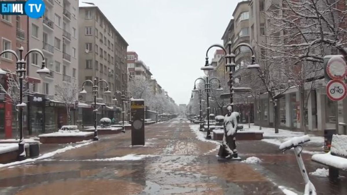 БЛИЦ TV: Невиждана гледка на бул. "Витоша" в понеделник насред COVID-19 СНИМКИ