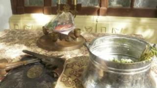 Бургаски поп пръска със светена вода и тамян срещу COVID-19