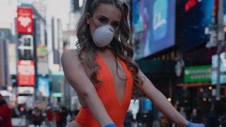Отракани моделки борят карантината с полуголи СНИМКИ 18+
