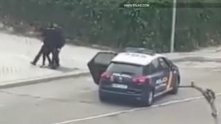Жена излезе да потича, срещна полицаи и стана много страшно насред COVID-19 ВИДЕО 