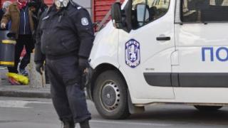 Полицаи дирят лицата, контактували с болния от коронавирус от село Стоб