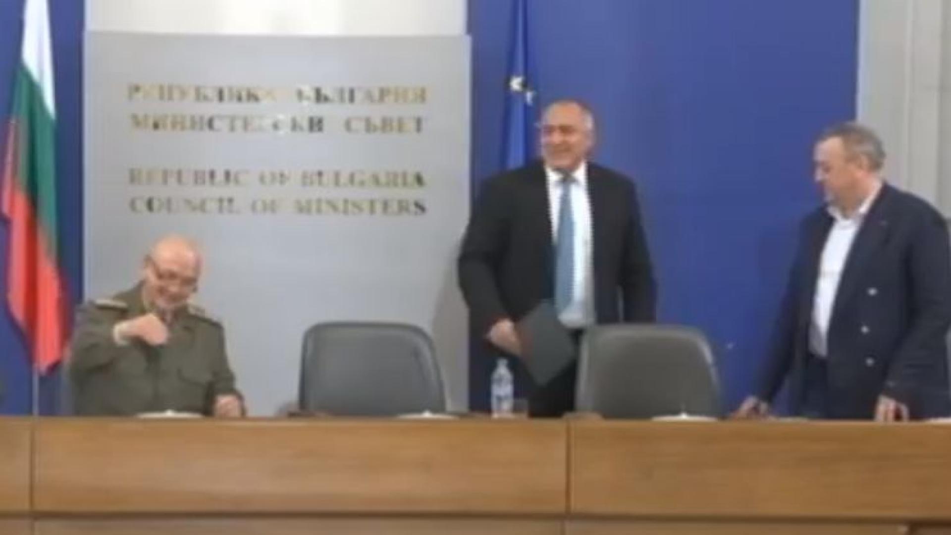 Борисов с невероятна шега към шефа на ВМА ВИДЕО