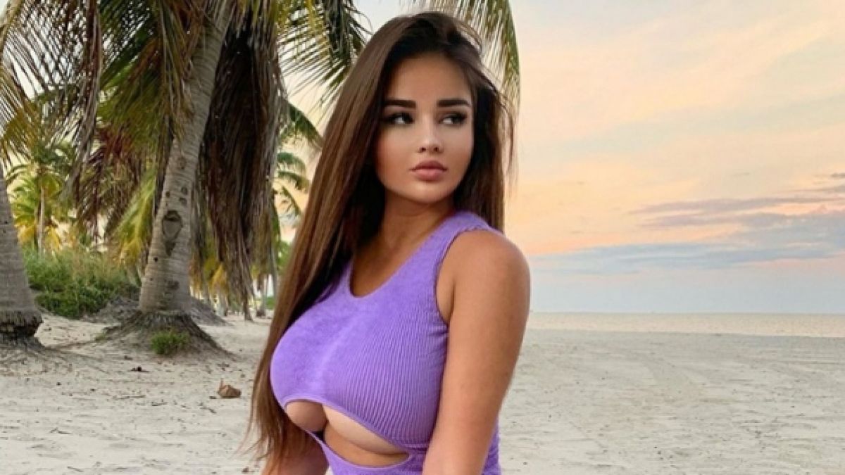 Руската Кардашиян дразни съседи с плът по време на карантина СНИМКИ 18+ 