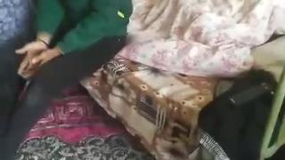 Шокиращо ВИДЕО 18+! Побеснял циганин си потроши телевизора с брадва заради коронавируса