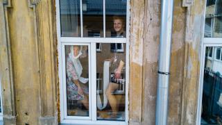 Безумни СНИМКИ на семейства под карантина, които няма да ви оставят безразлични