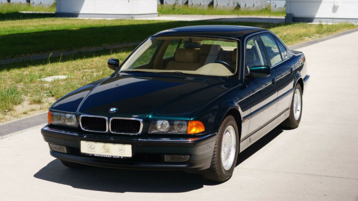 Продава се BMW 740i от 1997 г., престояло 23 г. в херметичен балон СНИМКИ