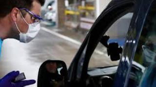 Баща превърна колата си в стая за изолация, за да прибере сина си от Италия СНИМКИ