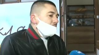 Студент раздава безплатно хляб на възрастни хора в Руенско