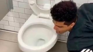 Жажда за слава! US блогър облиза тоалетна, зарази се с коронавирус