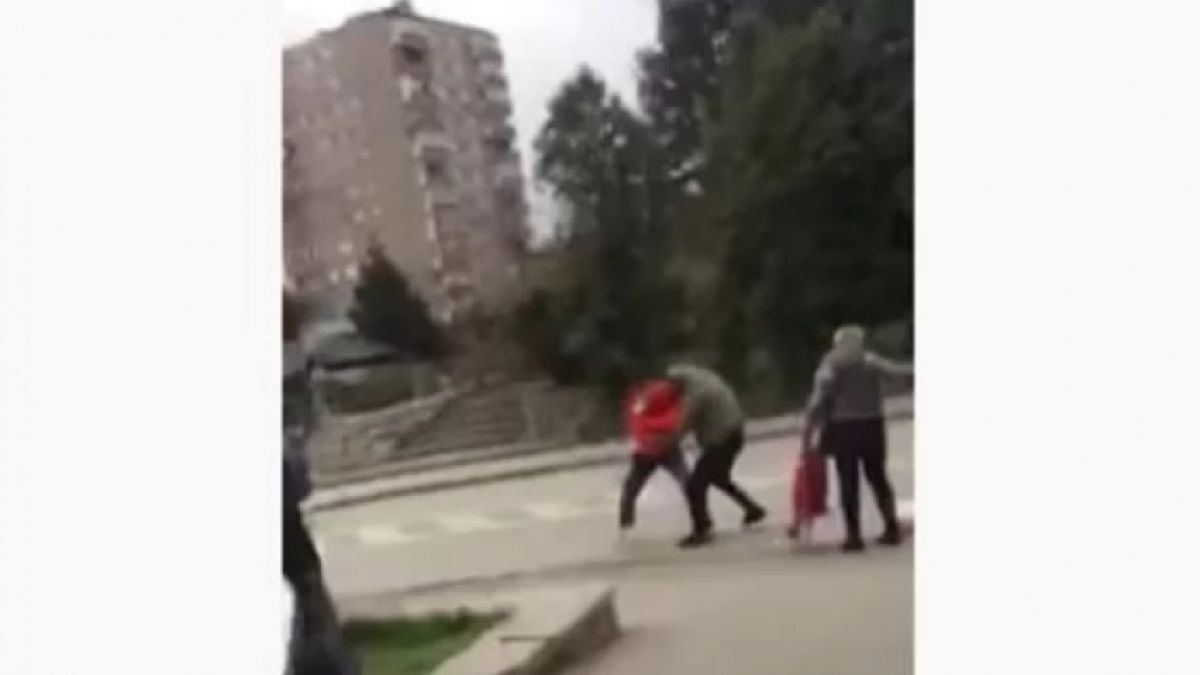 В Босна купувачи се сбиха заради чувалче с брашно ВИДЕО