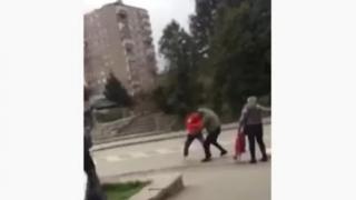 В Босна купувачи се сбиха заради чувалче с брашно ВИДЕО