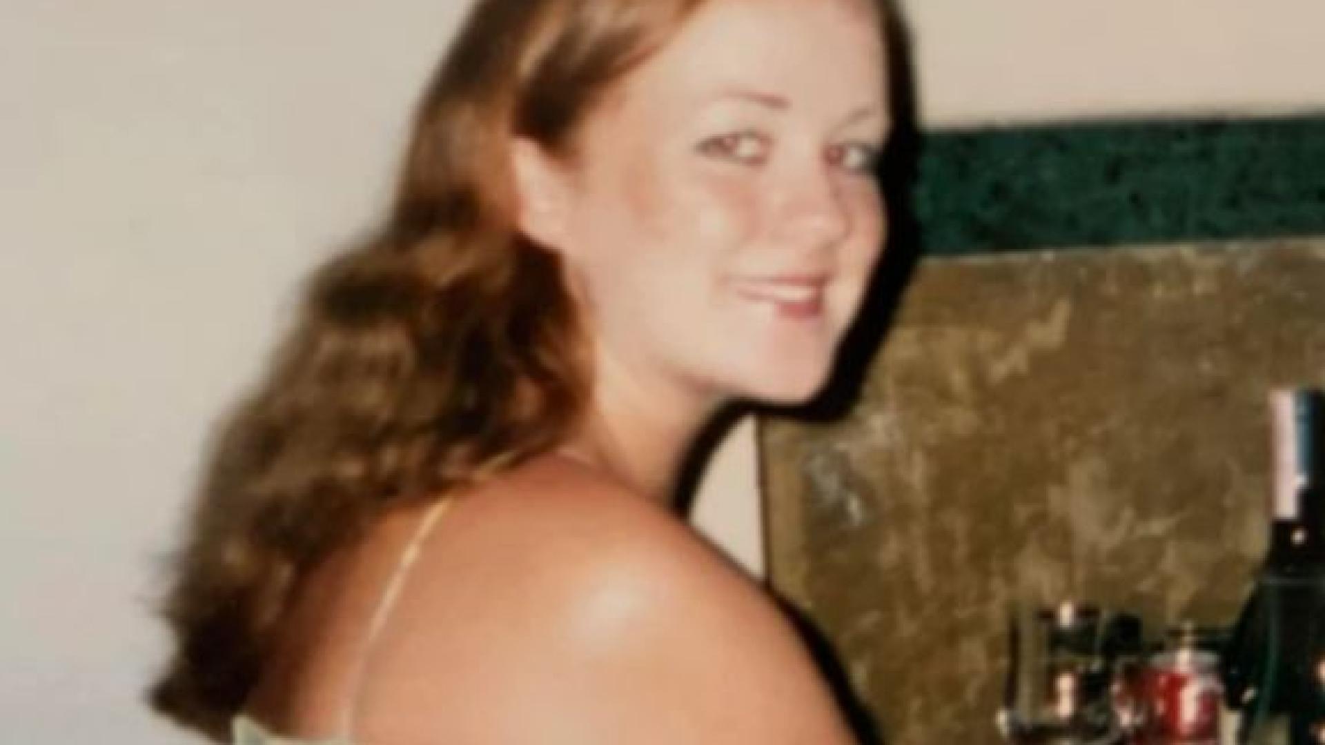 Моделиерка от 20 години носи една и съща рокля, защото… СНИМКИ