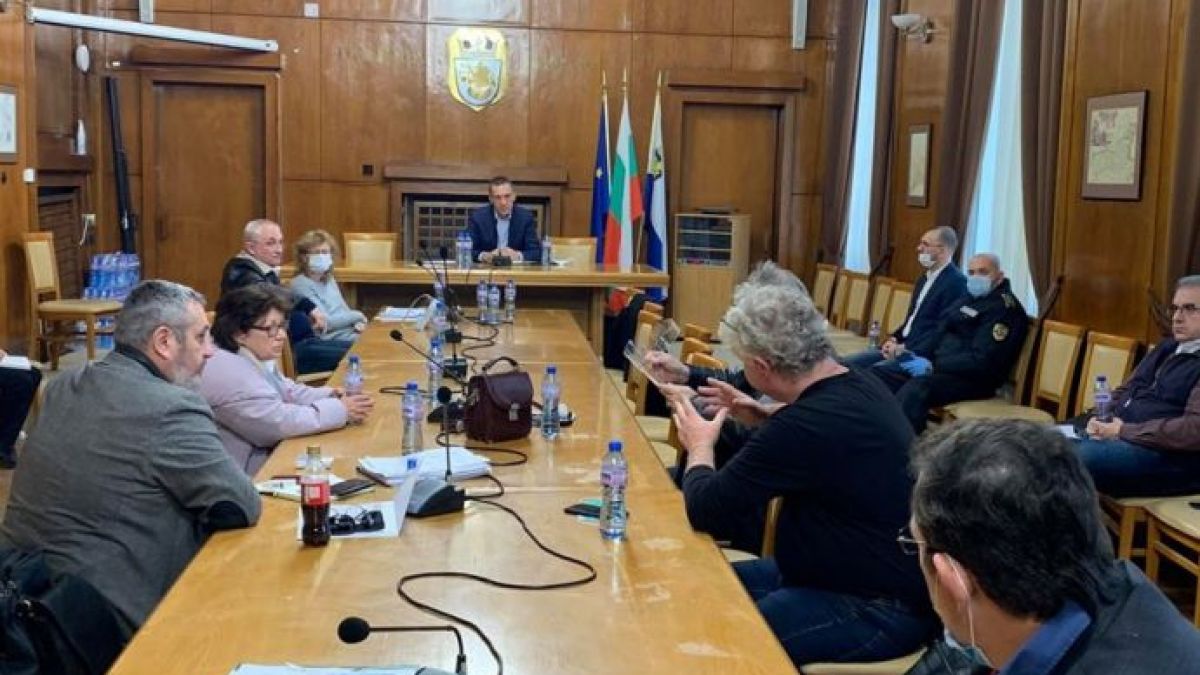 Щабът в Бургас с последни новини за един от лекарите с COVID-19