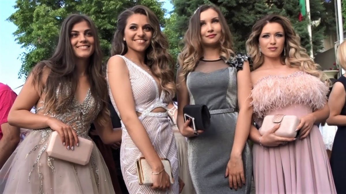 Абитуриентите намериха начин да заобиколят карантината, ето как ВИДЕО 