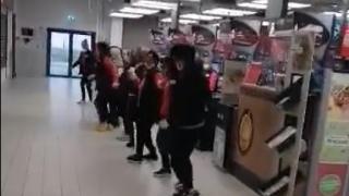 Персоналът на столичен хипермаркет бори коронавируса с Дунавско хоро ВИДЕО 
