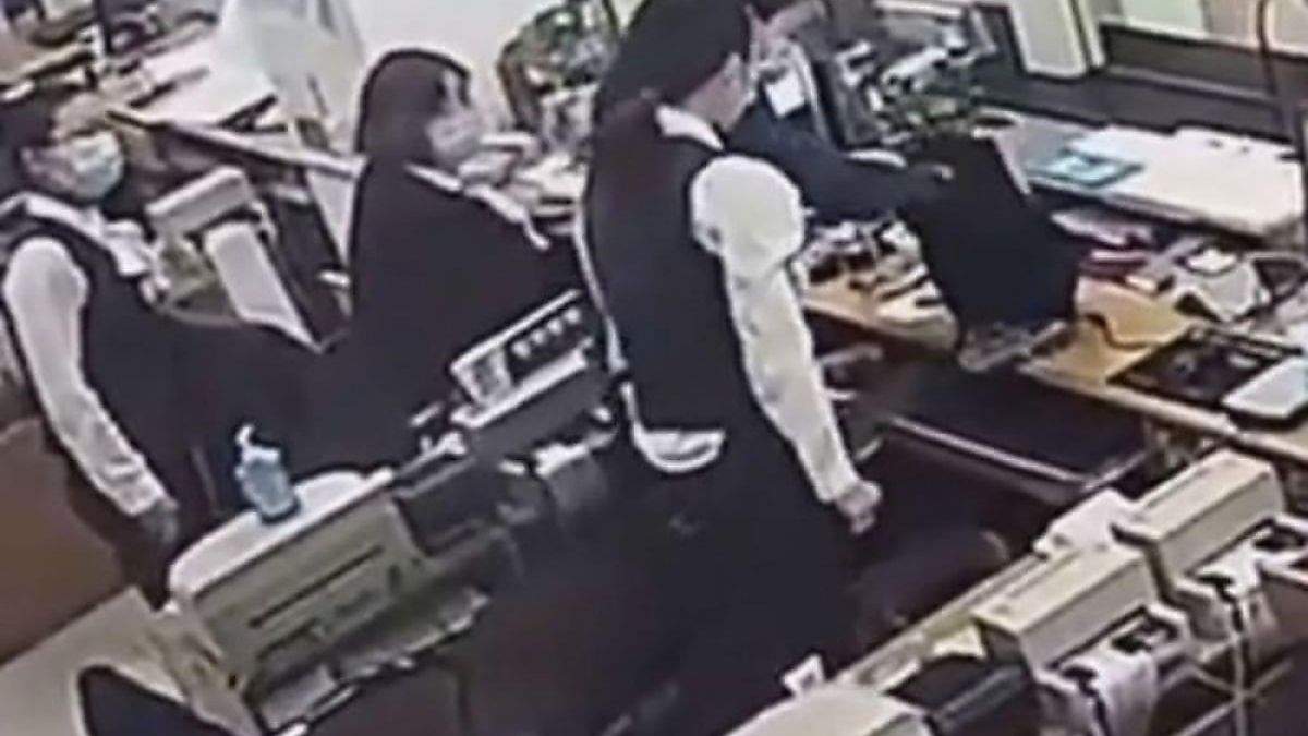 Мъж хвърли торба с пари в болница заради COVID-19, ето какво се случи ВИДЕО