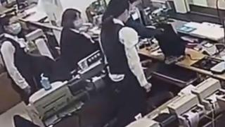 Мъж хвърли торба с пари в болница заради COVID-19, ето какво се случи ВИДЕО