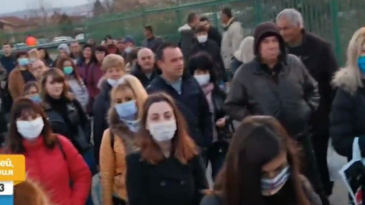 Скандални СНИМКИ на циганска безотговорност по време на карантина  