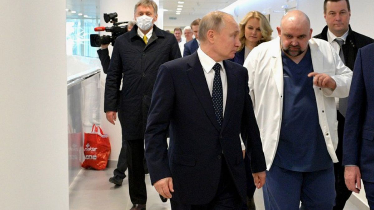Главният лекар на московската болница срещу COVID-19 се разболя от вируса, с него се ръкува Путин ВИДЕО