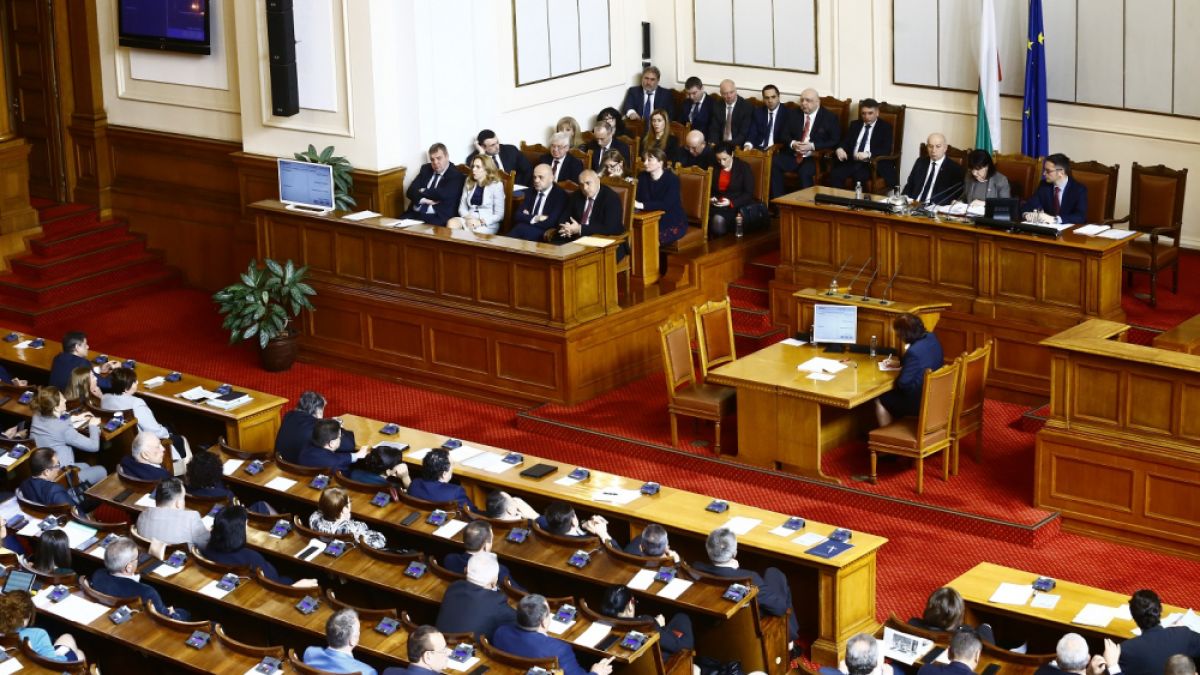 Парламентът започна с изненадваща новина
