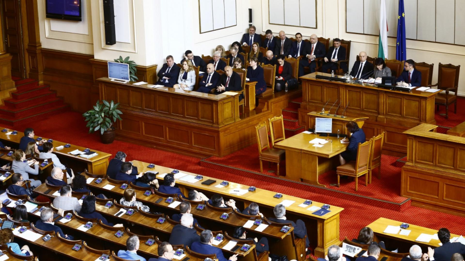 Парламентът започна с изненадваща новина