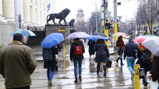 Внимание, опасно време сковава България в петък КАРТА