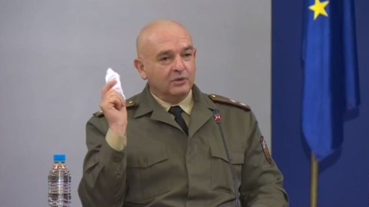 Шефът на ВМА размаха маска и разби всички митове за носенето й ВИДЕО