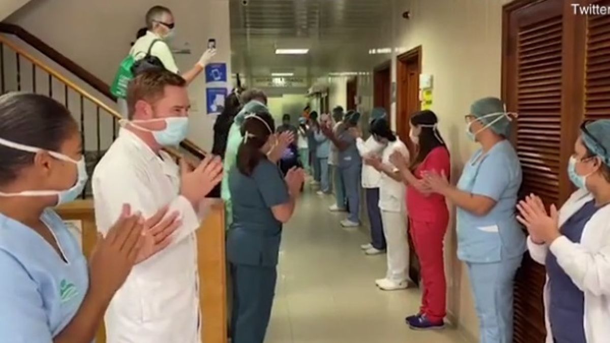 Трогателно ВИДЕО от изписването на старица, излекувана от коронавирус 