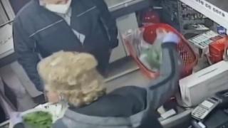 Полицай вилня в столичен магазин, а когато не си получи рестото от 1 ст... ВИДЕО 